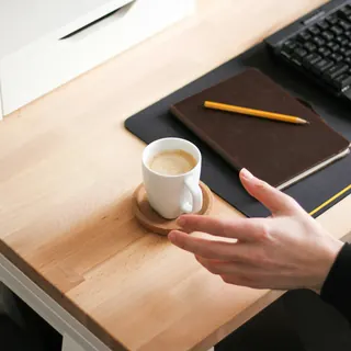 机の上のコーヒーとノート