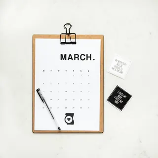 3月のカレンダーとペン