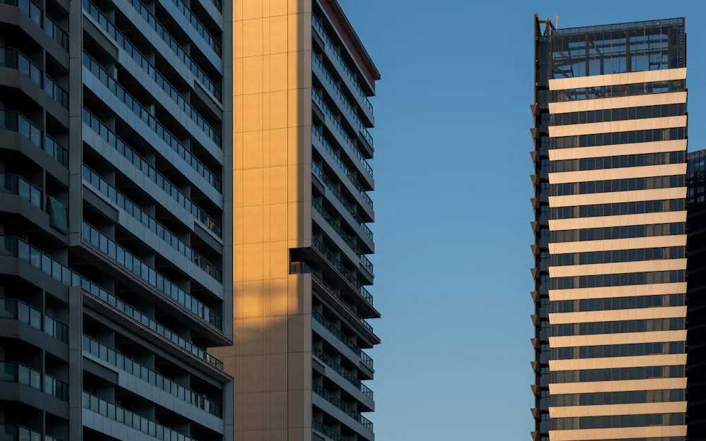 バルコニーの並ぶ高層の集合住宅。築年と価格の関係を扱う章の写真